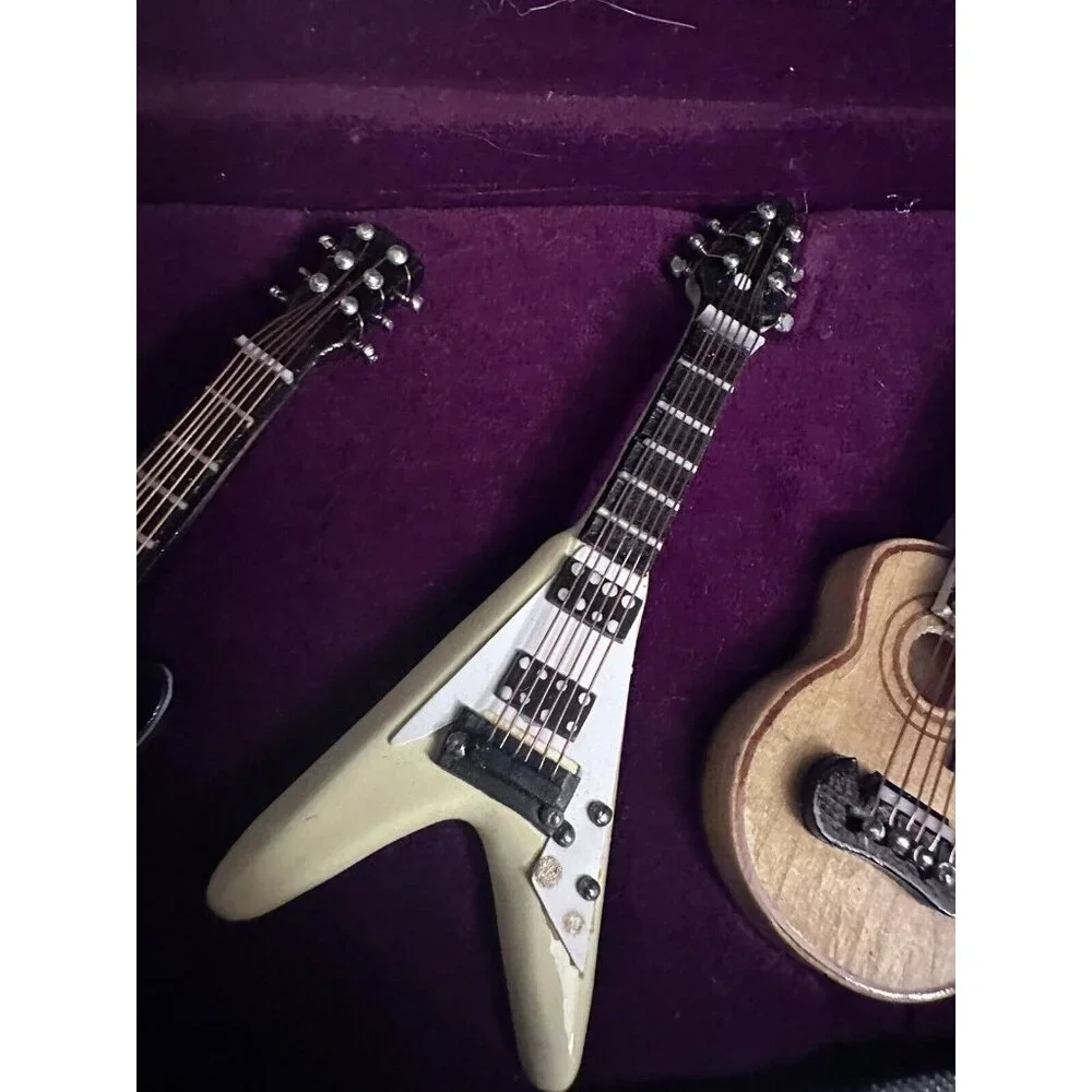 1997 Gibson Miniature Wood Guitar Pins 05702 of 10,000‎ With Case